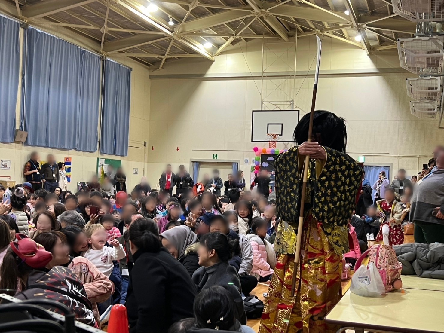 英語対応の忍者ショーで鬼が登場するシーン｜名古屋インターナショナルスクール文化イベント