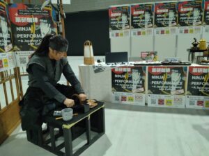 ツーリズムEXPO 2025 レセプションで薬研で豆を挽く忍者パフォーマンス