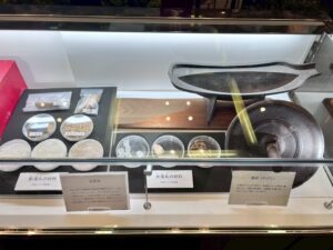 忍者食の展示。飢渇丸や水渇丸の材料と薬研の調合器具が並ぶガラスケース