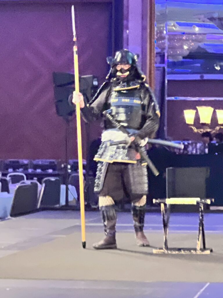 甲冑姿の武将が槍を持ってステージに立つ様子 必要であれば作成できます ✔ 画像キャプション（WordPress表示用） ✔ SNS用に最適化した別バージョンの説明文 ✔ alt文をSEO向けに少しだけ強めたバージョン（戦国・名古屋・サムライ関連ワードを自然に挿入） ご希望があれば、すぐに作成します。 あなた: ステージ上の大型スクリーンに映し出された甲冑姿の武将が槍を構えている様子 大害テキスト？キャプション？ ChatGPT: 了解しました。 いま挙げていただいた 「ステージ上の大型スクリーンに映し出された〜」 が、ブログ投稿時に 「altテキストなのか？キャプションなのか？」 という確認ですね。 ✔ 結論：それは “altテキスト（代替テキスト）” です。 ✔ キャプションは “画像の下に表示される説明文” です。 つまり altテキストとキャプションは用途が違う ため、必要であれば両方作ります。 ■ altテキストとは（大害テキスト？ → 正しくは「代替テキスト」） 画像が読み込まれない場合に代わりに表示される説明 SEOに効く WordPressでは「代替テキスト」欄に入れる文章 公開画面には基本表示されない 例： ステージ上の大型スクリーンに映し出された甲冑姿の武将が槍を構えている様子 ■ キャプションとは 画像の下に実際に表示される説明文 読者に見せたい補足を文章として載せる SEOより UX（読みやすさ）向け 例： ステージ演出として、甲冑武将の所作をスクリーン上映しながら進行。 ■ 実績記事での使い分け（おすすめ） あなたの投稿方針に合わせると── ◎ altテキスト → 事実説明のみ、淡々と。 （SEO・検索意図に効かせるため） ◎ キャプション → 任意。記事の読みやすさを補助する短文。 必要であれば今添付いただいた写真すべてについて 「altテキスト（SEO向け）」＋「キャプション（読者向け）」の両方 をセットで作ります。 あなた: 写真の投稿サイズは？ ChatGPT: WordPress の実績ブログで使う 写真の投稿サイズ（推奨サイズ） を、 ・画質が崩れない ・読み込みが遅くならない ・スマホ閲覧に最適 という観点から“実務で正解”と言える基準にまとめます。 ■ 結論：ジパング舎のブログ投稿では 横1200px を標準にしてください ◎ 推奨サイズ 横：1200px 縦：800px前後（写真による） ※縦長の写真は「縦1200px以内」にするとちょうど良いです。 ◎ このサイズが最適な理由 1200px は WordPress の多くのテーマで 画質・読み込み速度のバランスが最適 Retina（高解像度）ディスプレイでも粗く見えない 3〜5MB の重い画像を回避でき、SEOにも有利 SNSでも流用しやすい ■ アップロード時の実務ポイント ① 容量は1枚あたり 200〜300KB を目安に圧縮 （スマホ閲覧がほとんどのため、重い画像は離脱の原因） ② WordPress 内での表示サイズ選択 「大」または「フルサイズ」でOK ページ幅に応じて自動調整されるため 1200px がちょうどいい ③ altテキストを必ず設定 （ジパング舎のSEO方針として必須・すでに習慣化OK） ■ もっとわかりやすく：撮影→投稿までの流れ（最適解） スマホで撮影 Canva または iPhone標準で「1200px幅」にリサイズ 圧縮（200KB前後） WordPressにアップ altテキストを入れる 「大」または「フルサイズ」で配置 必要であれば、 ・あなたの写真の中からブログ用に最適なサイズを具体的に指示 ・Canvaでのリサイズ手順 ・WPアップロード設定のチェック項目 もすぐお伝えできます。 あなた: ChatGPT: スクショありがとうございます。 この表示から判断すると、あなたの WordPress 環境では画像サイズの選択肢が以下の4つになっています： サムネイル（150×150） 中（300×225） 大（1024×768）← 推奨 フルサイズ（1477×1108） ■ 実績ブログでのベスト選択は 「大（1024×768）」 今のあなたのテーマでは、 “大（1024×768）” が実質的に最適サイズ です。 理由： ◎ 1）横幅1000px 前後はブログ本文で最も見やすい スマホでもPCでも崩れず、読み込みが速い。 ◎ 2）フルサイズ（1477×1108）は大きすぎて読み込み速度が低下 SEOに不利、モバイルで表示が重くなる。 ◎ 3）WordPressが自動で圧縮してくれるので負担が少ない 「大」を選ぶと、ページ全体の表示速度が安定。 ■ 画像投稿時はこれを基準にしてください ◆ 配置：中央 ◆ サイズ：大（1024×768） ◆ ALTテキスト：すでに作った説明文を貼る ◆ キャプション：必要に応じて ■ 今後のルールとして明確化（保存用） 〈ジパング舎ブログ画像ルール〉 表示サイズは 「大（1024×768）」を基本 とする フルサイズは原則使用しない ALTテキストは事実のみ、簡潔に キャプションは読みやすさのため任意で付与 画像の事前リサイズは不要（WP側で良い状態に整うため） 必要であれば、 今回の写真すべてを「大」サイズで入れた場合の 記事内レイアウト（並び順、トリミング指示）」 もご提案します。