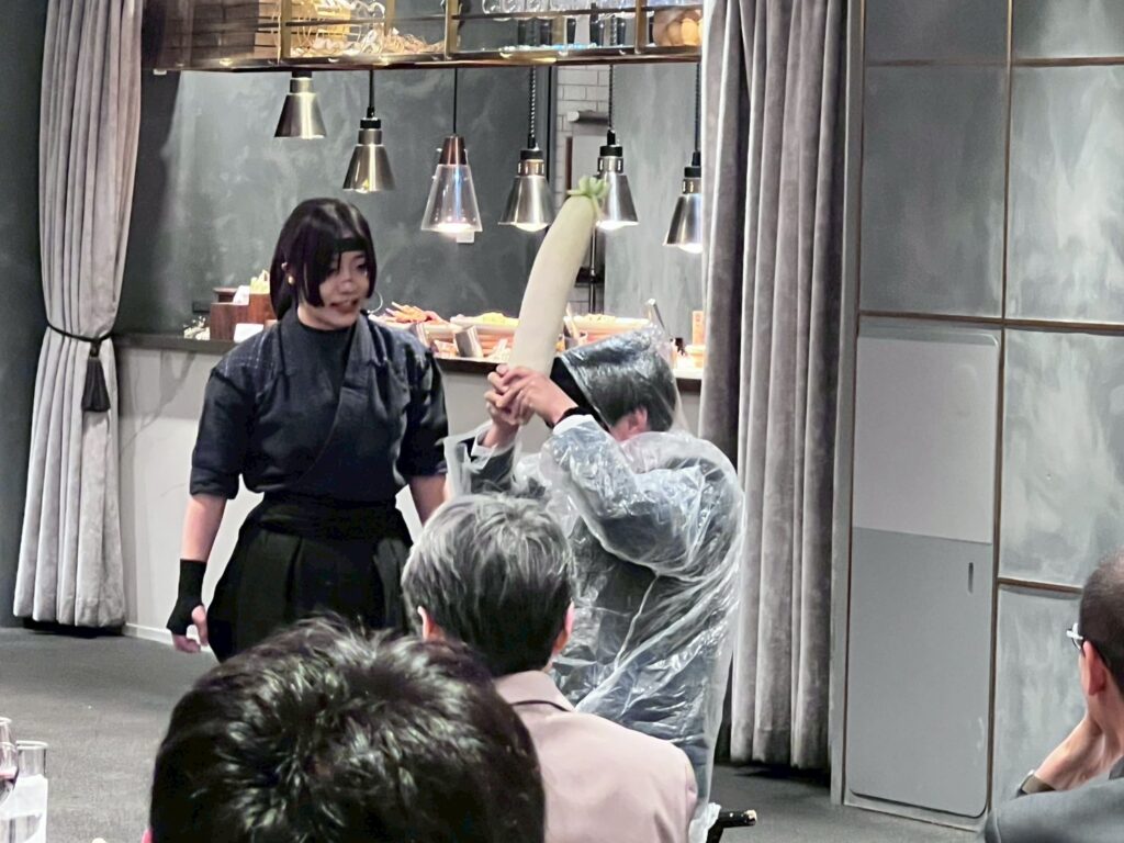 【実績報告】11月20日 THE TOWER HOTEL NAGOYA「戦国ショー（英語忍者ショー×甲冑侍ショー）」— 参加型演出で盛り上がるワンシーン（来場者：日本人／英語進行デモ）