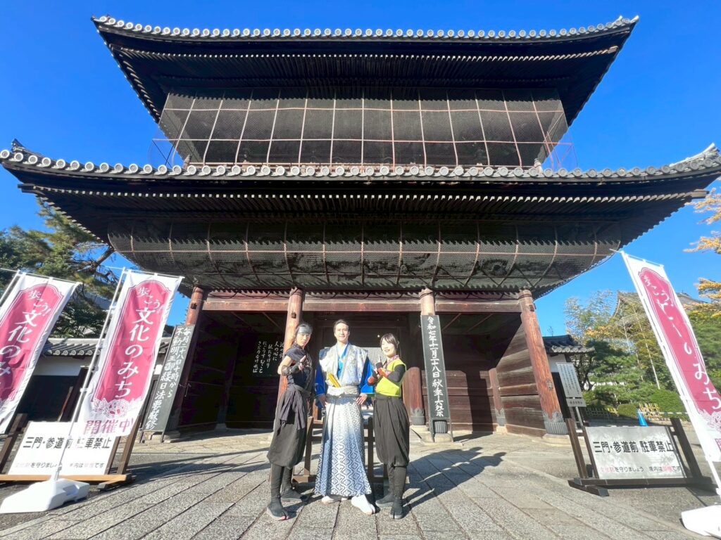 建中寺三門前で整列する尾張徳川隊の出演メンバー。名古屋の歴史文化イベント「ステージショー&特別公開 in 建中寺」記録写真。