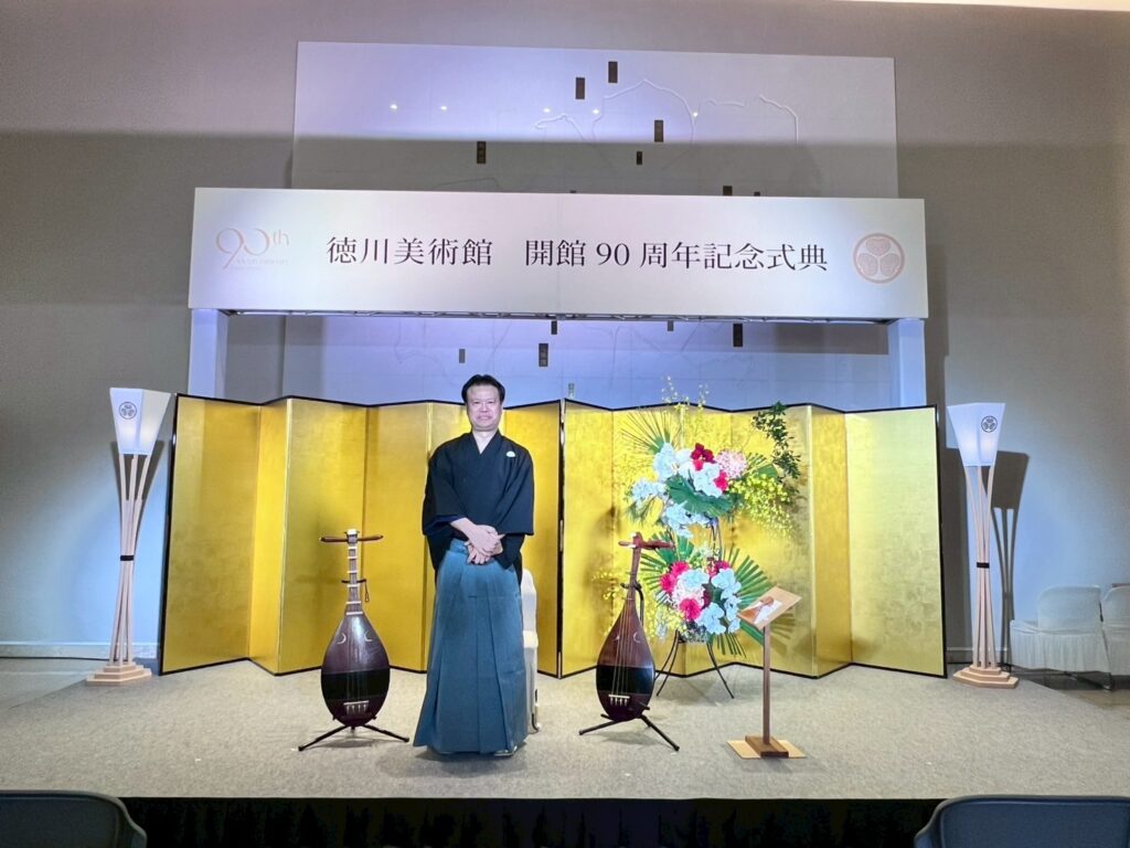 徳川美術館開館90周年記念式典ステージで薩摩琵琶奏者・荒井靖水が演奏準備に立つ様子