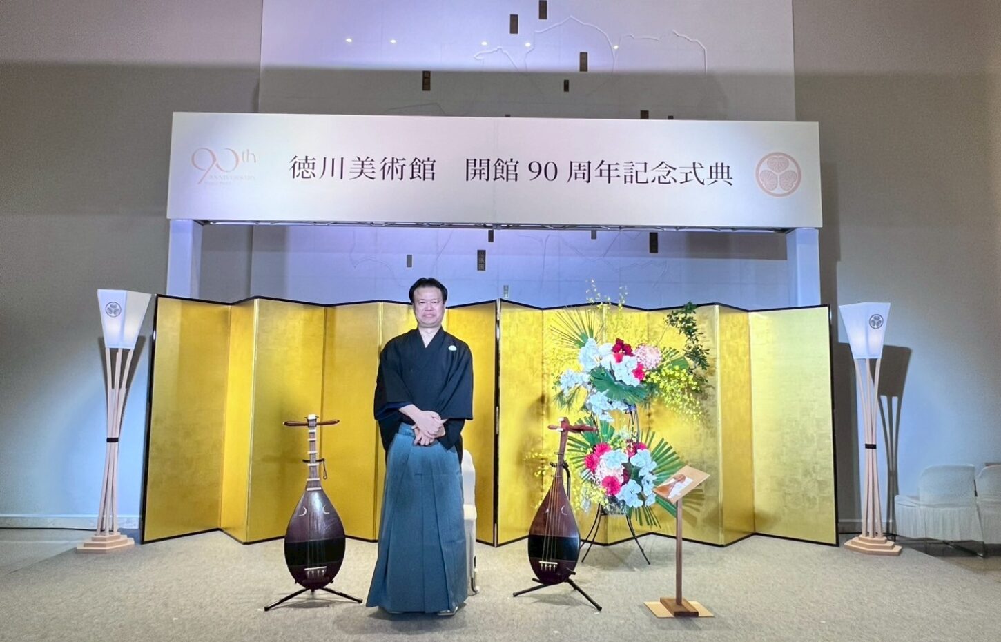 徳川美術館開館90周年記念式典ステージで薩摩琵琶奏者・荒井靖水が演奏準備に立つ様子