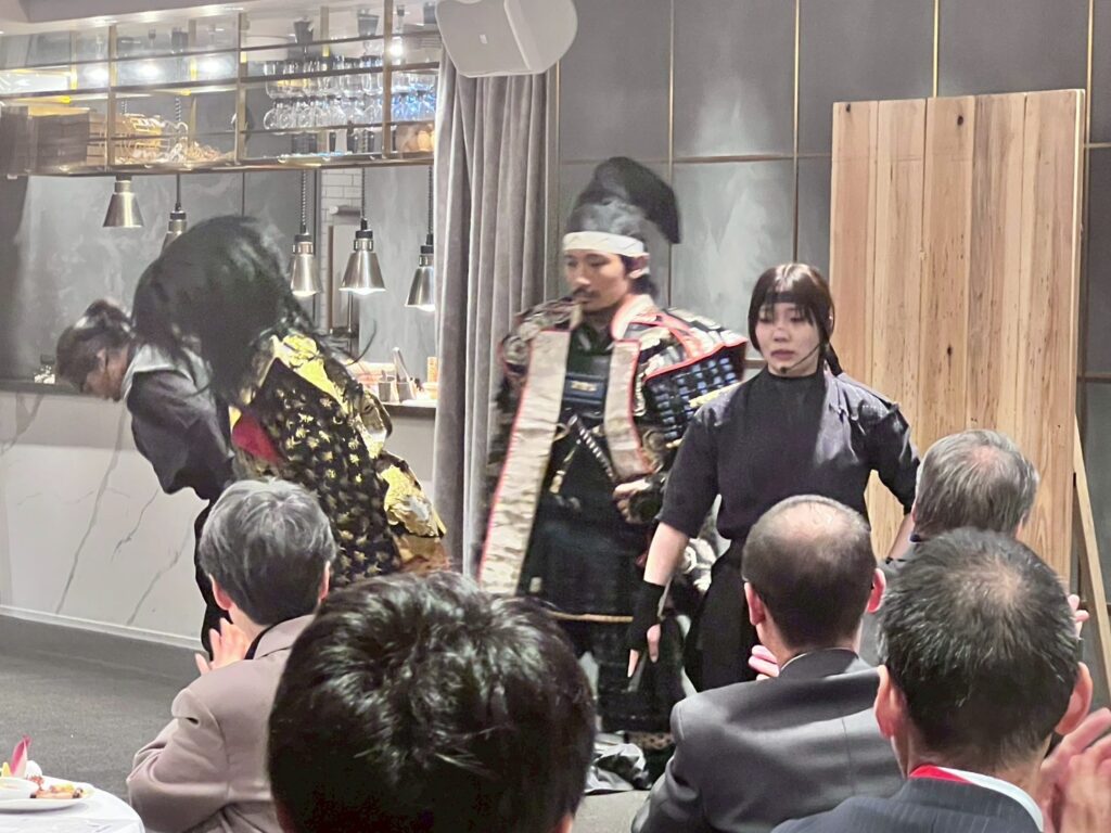 THE TOWER HOTEL NAGOYAで実施した戦国ショーの演武シーン（英語進行デモ）、忍者と甲冑侍が客席前でパフォーマンスしている様子