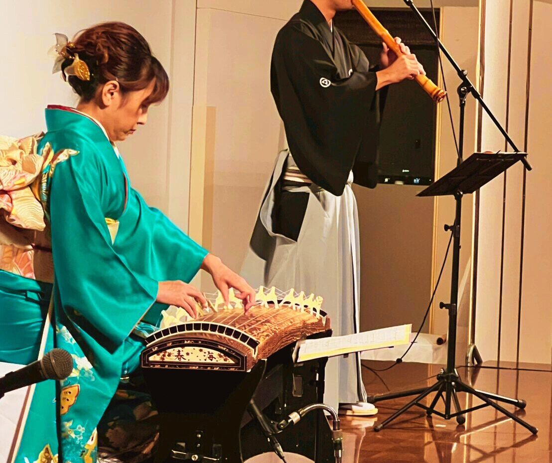 筝と尺八の二重奏。落ち着いた和の響きが会場の空気をやわらかく包み込みました。