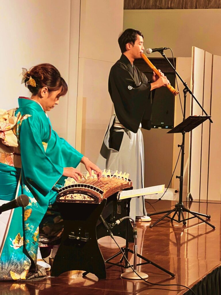 筝と尺八の二重奏。落ち着いた和の響きが会場の空気をやわらかく包み込みました。