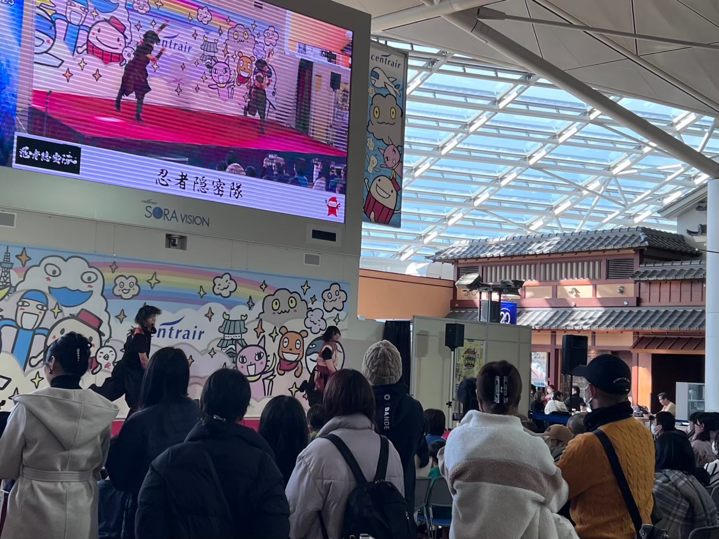 英語対応の忍者ショーで鬼が登場するシーン|名古屋インターナショナルスクール文化イベント