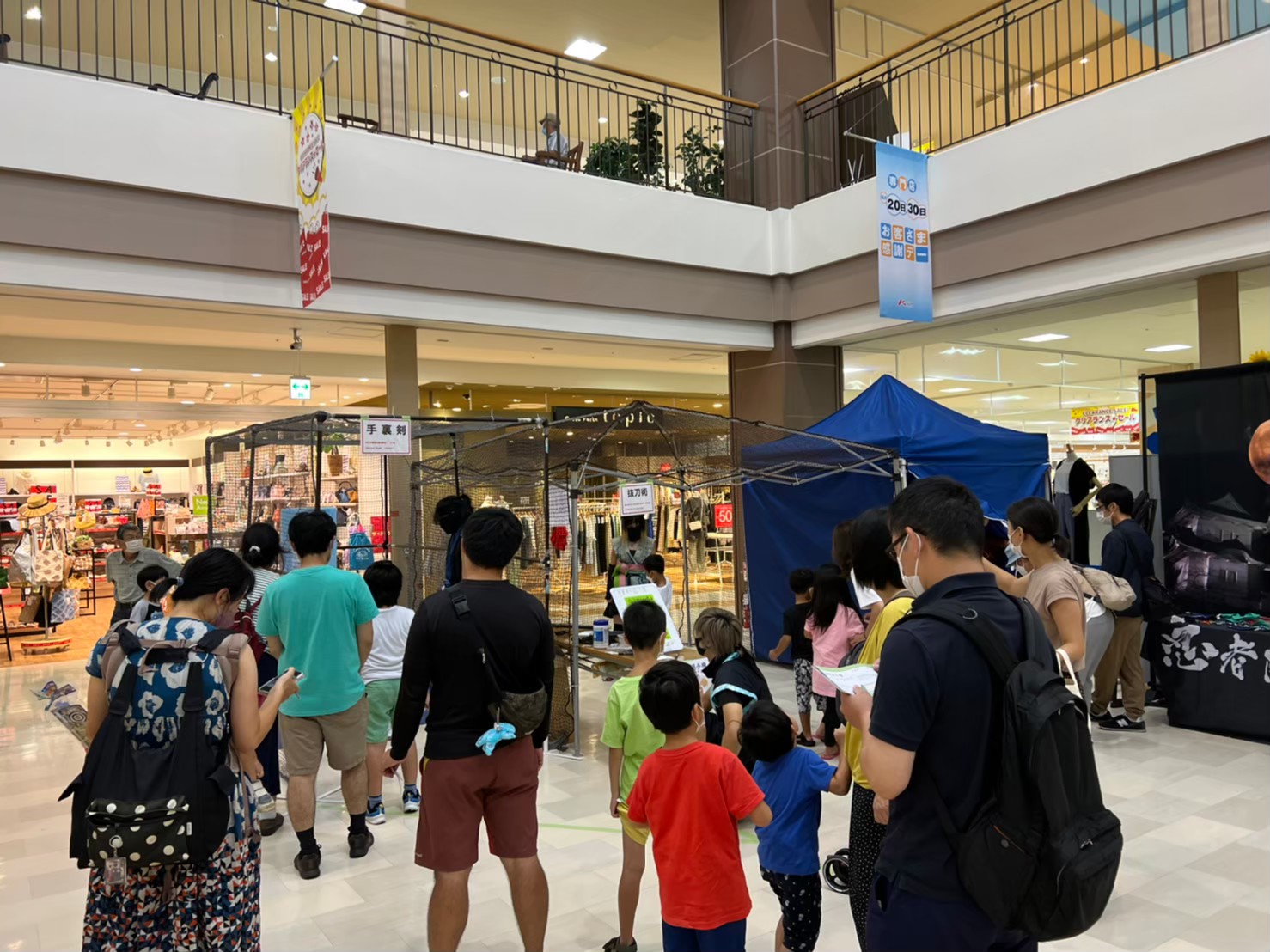 ショッピングモールでの忍者体験イベント・ファミリーが列を作る様子